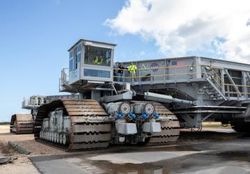NASA Artemis II: гусеничный гигант Crawler-transporter 2 начал подготовку к вывозу ракеты SLS с кораблём Orion на площадку 39B перед пилотируемой миссией к Луне в апреле