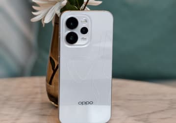 Компактный смартфон с большим аккумулятором и наногравировкой. Oppo Reno15 Pro Mini показали на живых фото
