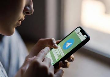 К новому боту Яндекса «Алиса AI» в Telegram можно обратиться из строки ввода сообщения в любом чате