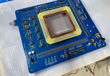 Энтузиаст создал USB-накопитель размером с тарелку, но объёмом лишь 128 байт и стиранием данных во время считывания