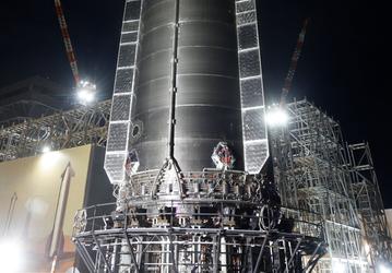 Гигантский ракетный ускоритель Booster 19 во всей красе: Super Heavy Booster 19 отправился на криогенные тесты перед первым запуском Starship V3
