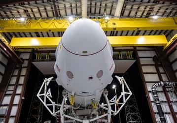 SpaceX показала корабль, который полетит к МКС: Falcon 9 и Dragon на старте