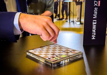 Гроссмейстер Ян Непомнящий сыграл в шахматы на складных смартфонах Huawei Mate X7 с любителями. Он обыграл всех  