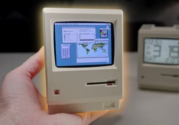 Ретро-iMac, умещающийся на ладони. Энтузиаст собрал полноценный компьютер в стиле старого ПК Apple в корпусе будильника за 30 долларов