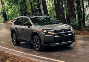 Новый Toyota RAV4 — с наценкой в 5000 долларов и допами на 3000 долларов: американские дилеры не стесняются завышать цены на популярный кроссовер