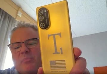 Смартфон Trump Phone наконец-то показали живьём, и это вообще не то устройство, которое красуется на официальном сайте