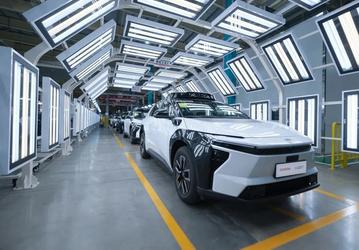 Первый Toyota Platinum 4X сошел с конвейера