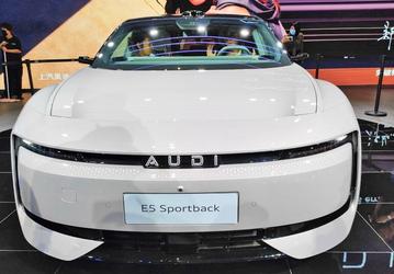Крупный дилер «Рольф» начал продажи Audi E5 Sportback без фирменных колец в России