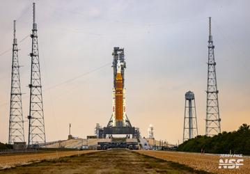Первая пилотируемая миссия к Луне за более чем 50 лет отложена
