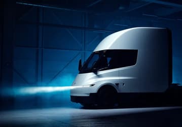 Грузовик Tesla Semi выйдет на рынок с ценой в 290 000 долларов против 180 000, заявленных во время анонса