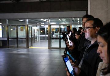 В метро Москвы начали досмотр смартфонов. Метрополитен назвал причину