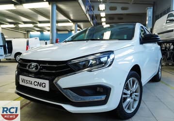 1000 км без заправки, но с компромиссом в багажнике: новую Lada Vesta CNG показали вживую