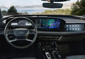 Audi показала новые модели e-tron с физическими кнопками на рулевом колесе