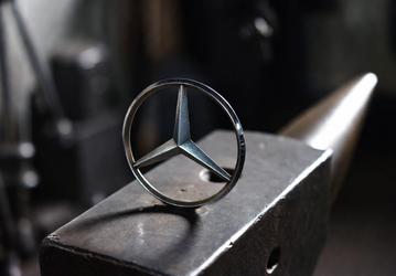 Прибыль Mercedes-Benz упала вдвое в 2025 году: в компании винят конкурентов из Китая