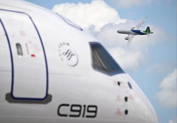 Новый уровень китайских аналогов Embraer E-Jet и Aibrus A320: COMAC впервые показала «летающую больницу» C909 вне Китая, а также представила пожарную версию лайнера