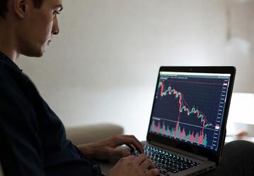 BTC пробил психологическую отметку: курс рухнул ниже 70 000 долларов
