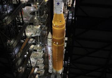 Луна подождёт. Ракету SLS и корабль Orion вернули в сборочный цех для устранения проблем