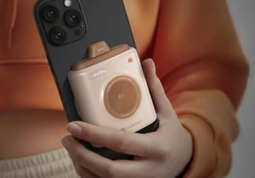 Не особо практично, зато оригинально. Портативный аккумулятор Portronics Moji 10 похож на маленькую камеру