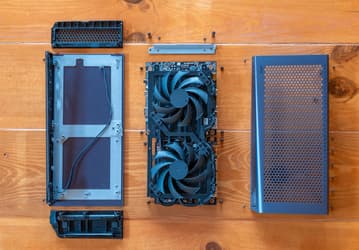 Внешняя видеокарта Gigabyte Aorus RTX 5060 Ti AI Box внутри выглядит достаточно необычно. Разборка показала, что устройство состоит из двух плат 