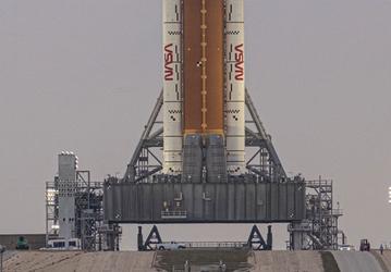 NASA проверяет топливную систему ракеты SLS после утечки водорода перед ключевой репетицией старта миссии Artemis II