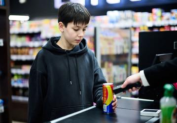 В России хотят использовать биометрию для онлайн-продажи энергетиков. Пилотный проект для товаров 18+ запущен в Москве