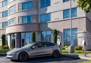 Tesla представила стойку за $900 для фирменной зарядки