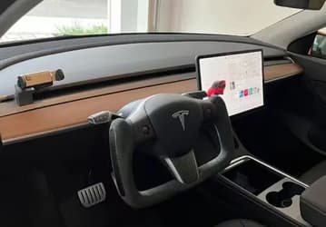 Следом за выдвижными ручками Китай запретит некруглые рули в стиле Tesla