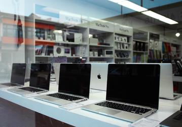 Менеджер магазина электроники в США покупал новые MacBook Pro со скидкой до 99%, а потом сдавал их в ломбард