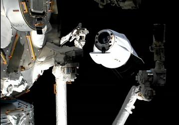Космический корабль Cargo Dragon покинул МКС после полугода на орбите