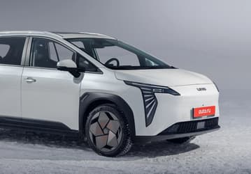 На «Москвиче» начали выпускать автомобили Umo. Первая модель — электрический кроссовер Umo 5 с мотором 204 л.с. и ценой 2,5 млн рублей (с учетом госсубсидии)