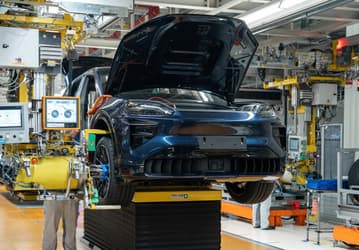 Стартовало серийное производство самого мощного Porsche Cayenne в истории: 1156 лошадиных сил и «вечная» батарея