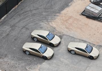 Новые Tesla Cybercab без руля и без зеркал заднего вида показали вживую