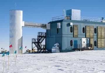 Косвенное доказательство существования первичных чёрных дыр: регистрацию редкого нейтрино не объяснить известными астрофизическими источниками