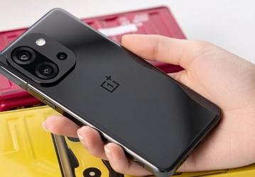 «Телефон мечты для любителей маленьких экранов». OnePlus 15T должен получить Snapdragon 8 Elite Gen 5, аккумулятор на 7500 мА·ч, 120 Вт и камеру с датчиками Sony и Samsung