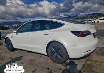 Американец разбил свою Tesla, машину списали в утиль, а через время она обнаружилась в Белоруссии. Белорус купил за счет американца музыку на 10 долларов, но все закончилось хорошо 
