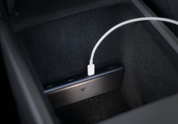 Tesla выпустила зарядное устройство с четырьмя разъёмами USB-C для новых Model 3 и Model Y за 65 долларов в США