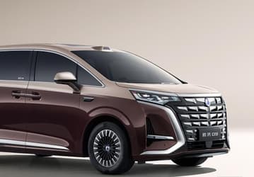 Toyota Alphard, подвинься. В Китае начали принимать заказы на новый BYD Denza D9 — просторный гибридный полноприводный минивэн, который в три раза дешевле Alphard