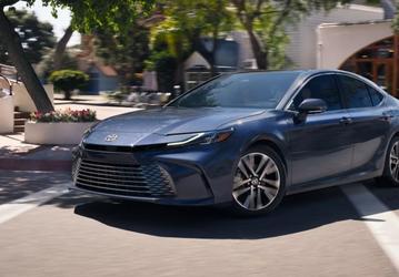 Первые Toyota Camry 2026 приехали в Россию: 197-сильный гибрид за 5 млн рублей