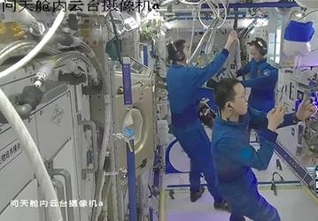 Космические томаты: экипаж «Шэньчжоу-21» собрал первый урожай на орбитальной станции «Тяньгун»