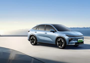 Больше Geely Tugella, с запасом хода 1525 км и расходом 4,95 л/100 км — 128 тыс. юаней (1,6 млн рублей). В Китае начали принимать предзаказы на гибридный купе-кроссовер Geely Atlas REV