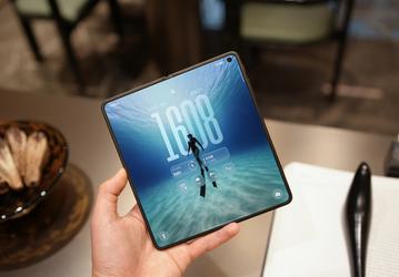 Опять не получилось: «незаметную» складку экрана Oppo Find N6 хорошо видно на фото