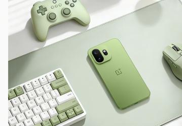 Экран 6,32 дюйма, 165 Гц, 7500 мАч, защита IP69K, масса менее 200 г и зарядка 100 Вт в комплекте: фото позволяет оценить габариты OnePlus 15T