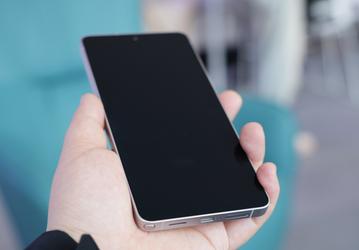 Экран Samsung Galaxy S26 Ultra в режиме Maximum Privacy Mode похож на выключенный