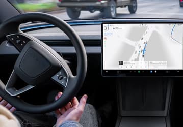 Tesla вот-вот выпустит для всех прорывной автопилот, под управлением которого ездят роботакси