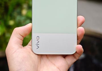 Камера Zeiss 200, 50 и 50 Мп, 7100 мАч, 90 Вт, IP69. Появились живые фото Vivo X300s