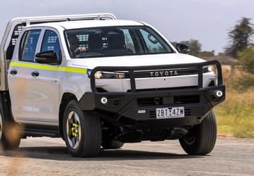 Электрический Toyota Hilux оказался на 14 тысяч долларов дороже дизельного, но это не единственная проблема: запас хода — всего 315 км