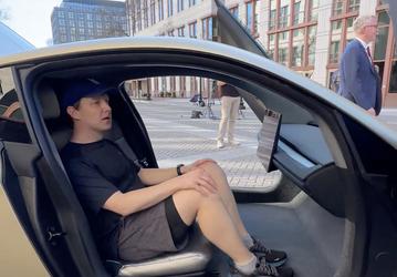 Так много места для ног не было ещё ни в одной Tesla: салон Cybercab получился очень просторным