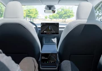 В феврале автомобили Tesla Robotaxi почти не попадали в аварии, но оказалось, что полностью самостоятельная машина у сервиса лишь одна