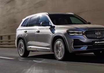 Самый дешевый Geely Monjaro в России стал технологичнее: базовая версия получила адаптивный круиз-контроль, систему удержания в полосе и 3-зонный климат-контроль