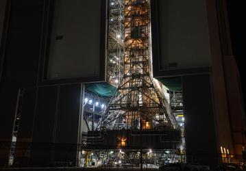 5 тыс. тонн со скоростью 1,6 км/ч. NASA вывезет ракету SLS миссии Artemis II на стартовую площадку раньше срока